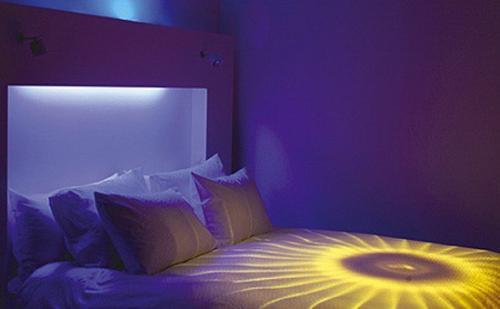 В путешествии, будь то отпуск или командировка, временным домом нам будет служить уютный гостиничный номер. 06