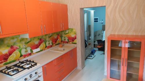 Оранжевая кухня - яркое пятно в интерьере, которое никуда не спрячешь. 01