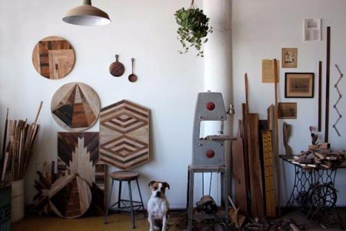 Изящная девушка - столяр создаёт великолепные предметы интерьера из дерева: 02