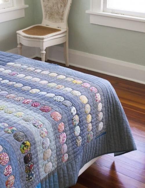 Покрывала из лоскутков выглядят очень ярко и броско. 02