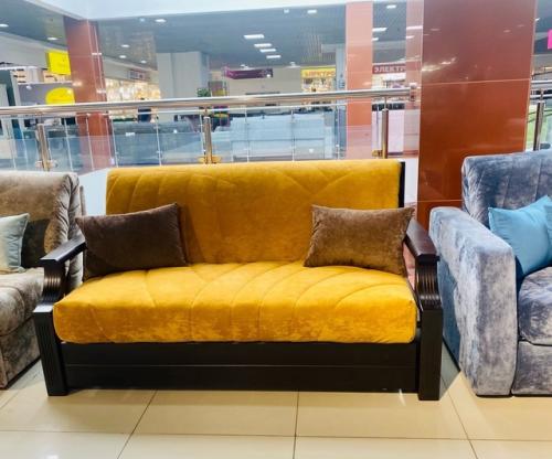 Желтый диван - смелый выбор, который может стать настоящим центром притяжения в вашей гостиной. 03