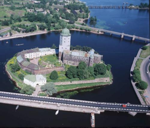 Выборгский замок. Выборгский замок был основан шведами в ходе их третьего крестового похода в 1293 году. 02