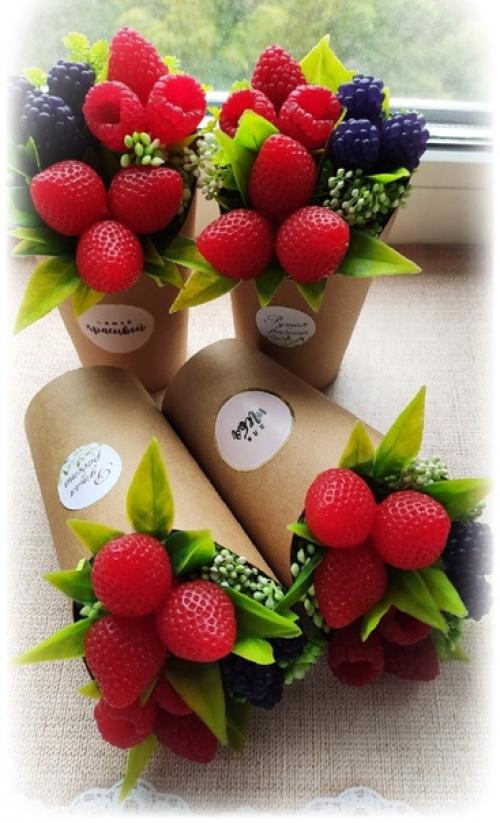 Вот такие бюджетные букетики выполнены на заказ, можно вставить топперы мамочке, учителю. 01