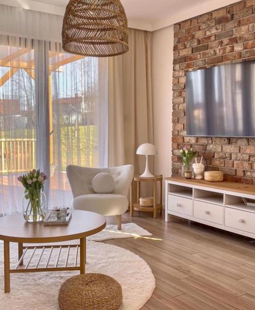 Приятные теплые тона, такие как коричневый, бежевый и натуральное дерево, дополняют почти белую основу этого современного семейного дома. 05