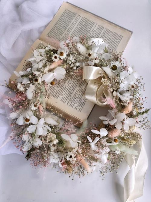 Лёгкий и нежный веночек из сухоцветов и стабилизированной гортензии, цветы которой парят в воздухе словно мотыльки вокруг цветочного поля. 02