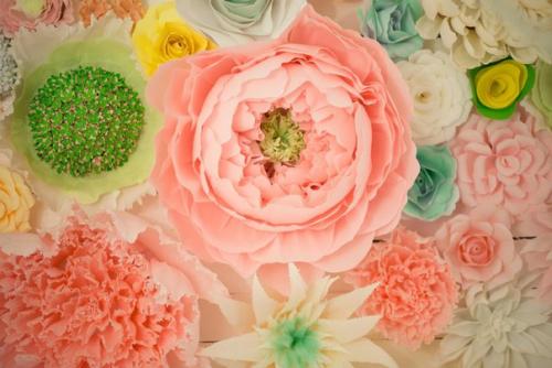 Стена из реалистичных бумажных цветов? 01