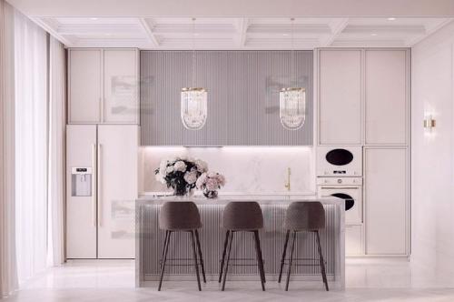 Современный неоклассический стиль характеризуется чистыми линиями, утонченными деталями и использованием высококачественных материалов. 01