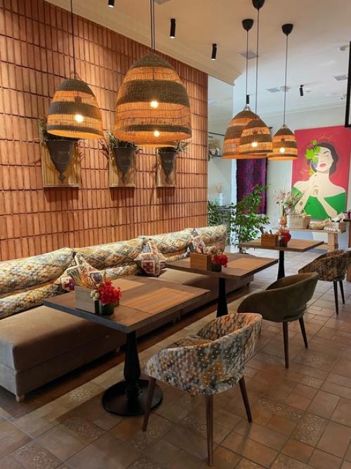 Как только мы оказались в ресторане Хочу Лори, то спросили, что означает его название. 02