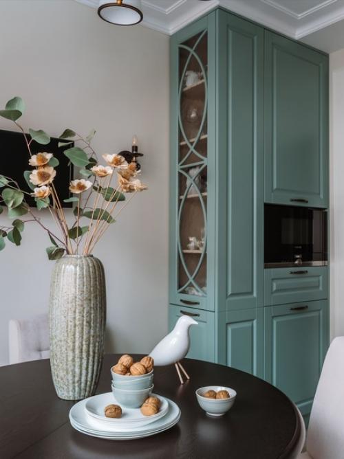 Мятно - зеленая кухня и нейтральная гостиная. 02