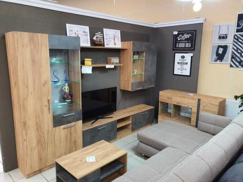 Классная мебель в зале, а не в рекламе. 03