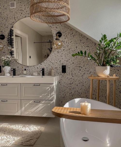 Приятные теплые тона, такие как коричневый, бежевый и натуральное дерево, дополняют почти белую основу этого современного семейного дома. 08