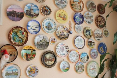 Украшение стен декоративными тарелками. 02