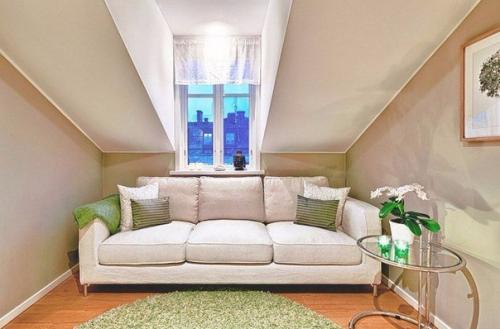 Живой и яркий дизайн интерьера квартиры - чердака. 04