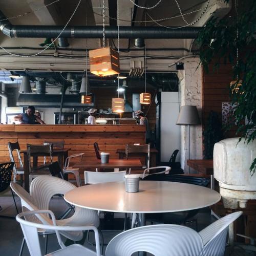 Первое заведение, которое бы хотелось осветить это Зеленая Комната в лофт проекте этажи. 01