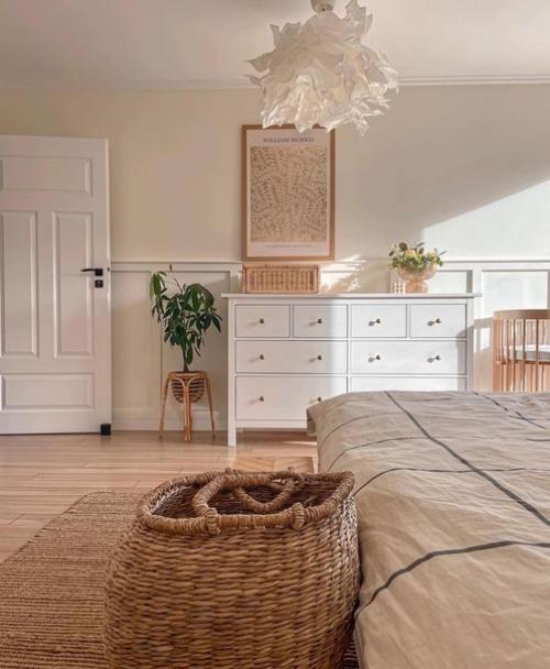 Приятные теплые тона, такие как коричневый, бежевый и натуральное дерево, дополняют почти белую основу этого современного семейного дома. 04