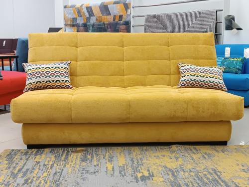 Желтый диван - смелый выбор, который может стать настоящим центром притяжения в вашей гостиной. 08