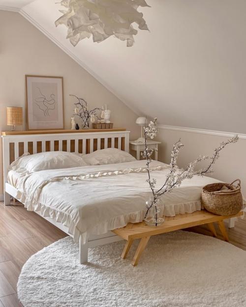 Приятные теплые тона, такие как коричневый, бежевый и натуральное дерево, дополняют почти белую основу этого современного семейного дома. 03