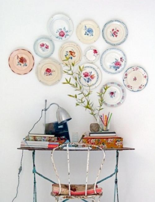 Украшение стен декоративными тарелками. 01
