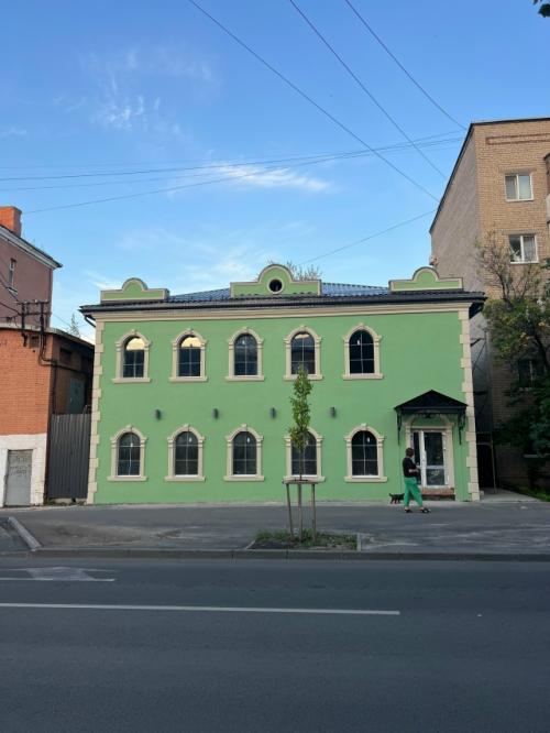 Мы продолжаем следить за перестройкой некогда старинного здания. 

