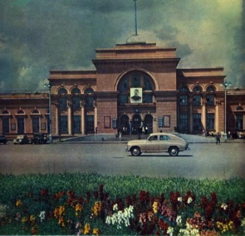 Железнодорожный вокзал. Город с вокзала начинается. 02