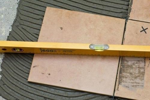 Кладка плитки. Шаг 1. подготовка основания сначала необходимо подготовить основание, чтобы оно было ровным, чистым и сухим. 04 Кладка плитки. Шаг 1. подготовка основания сначала необходимо подготовить основание, чтобы оно было ровным, чистым и сухим. 04