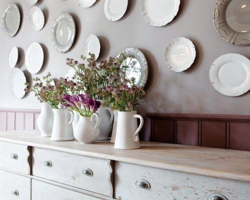 Украшение стен декоративными тарелками. 03