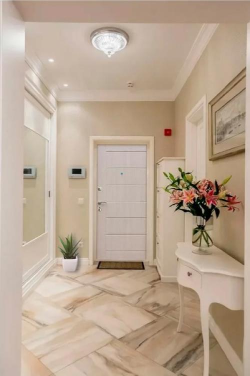 Прихожая относится к тем помещениям, дизайн которых создает первое впечатление о личности хозяев и формирует общее мнение об интерьере жилища. 01