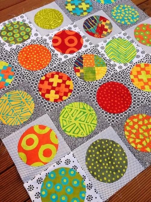 Покрывала из лоскутков выглядят очень ярко и броско. 04