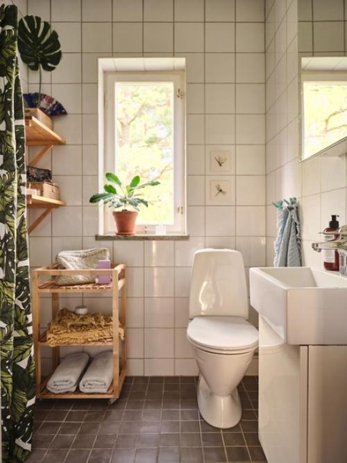 Добро пожаловать в прекрасную розовую квартиру с очаровательными обоями на кухне. 02