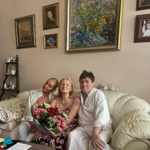 Анастасия Волочкова поделилась кадрами из квартиры своей мамы в Санкт-петербурге, которая напоминает настоящий музей.