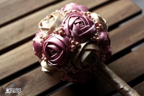 Красивые розы из атласных лент.