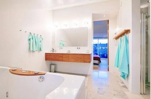 Живой и яркий дизайн интерьера квартиры - чердака. 07