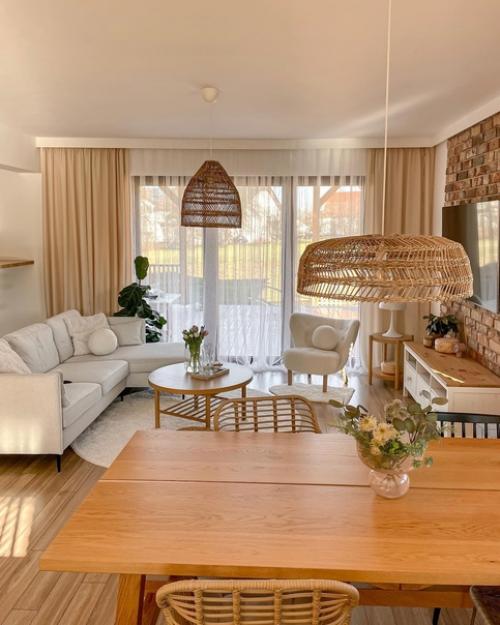 Приятные теплые тона, такие как коричневый, бежевый и натуральное дерево, дополняют почти белую основу этого современного семейного дома. 01