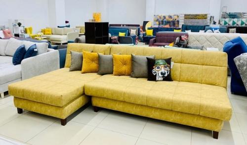 Желтый диван - смелый выбор, который может стать настоящим центром притяжения в вашей гостиной. 04