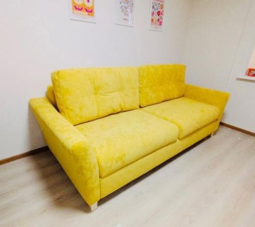 Желтый диван - смелый выбор, который может стать настоящим центром притяжения в вашей гостиной. 01