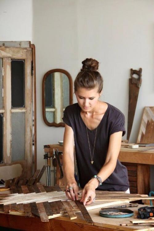 Изящная девушка - столяр создаёт великолепные предметы интерьера из дерева: 01
