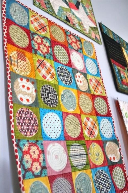 Покрывала из лоскутков выглядят очень ярко и броско. 07