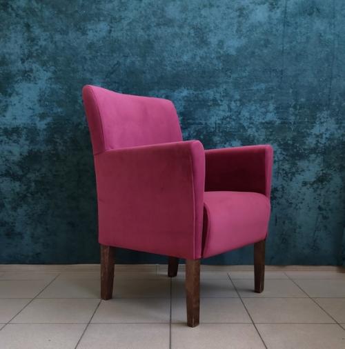 Отдали заказчикам по знакомству данное кресло, из какого то местного кафе, хотели выкинуть. 02