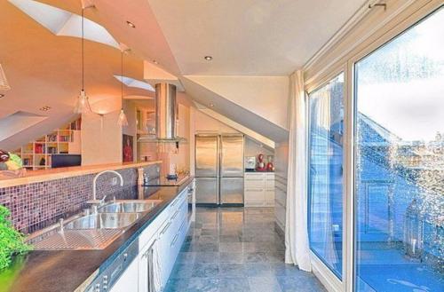 Живой и яркий дизайн интерьера квартиры - чердака. 02