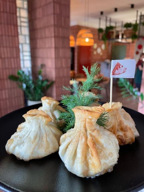 Как только мы оказались в ресторане Хочу Лори, то спросили, что означает его название. 01