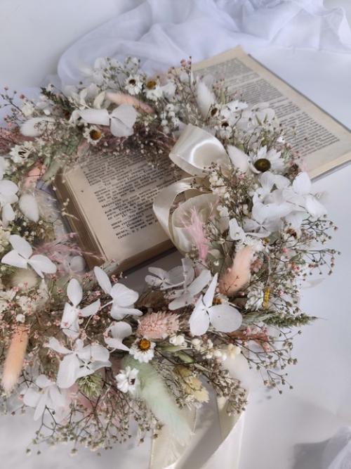 Лёгкий и нежный веночек из сухоцветов и стабилизированной гортензии, цветы которой парят в воздухе словно мотыльки вокруг цветочного поля. 01