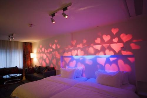 В путешествии, будь то отпуск или командировка, временным домом нам будет служить уютный гостиничный номер. 01