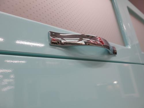 Интересный и лаконичный дизайн можно с глянцевыми поверхностями сделать. 04