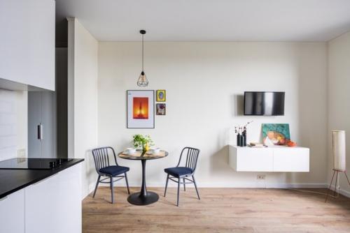 Хозяйка делала сама все. 01