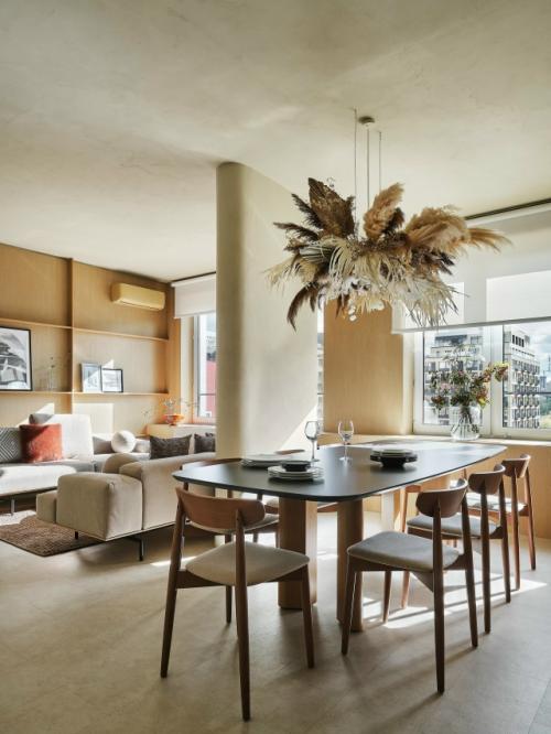 Рельсы для телевизора, деревянные панели и скругленная колонна: квартира 60 м в Тюмени. 04