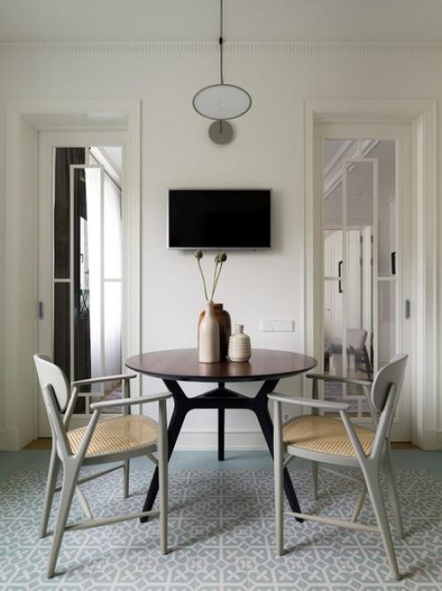 Сейчас всё популярнее становится покупать квартиры не в новостройках, а в самобытных советских домах, сочетая винтаж и современный стиль. 02