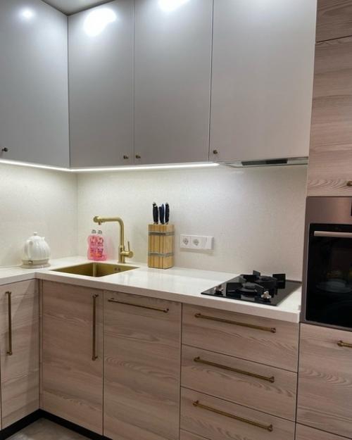 Шикарная кухня со шкафом - витриной. 04