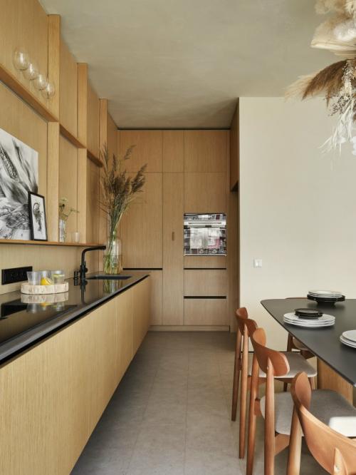 Рельсы для телевизора, деревянные панели и скругленная колонна: квартира 60 м в Тюмени. 05