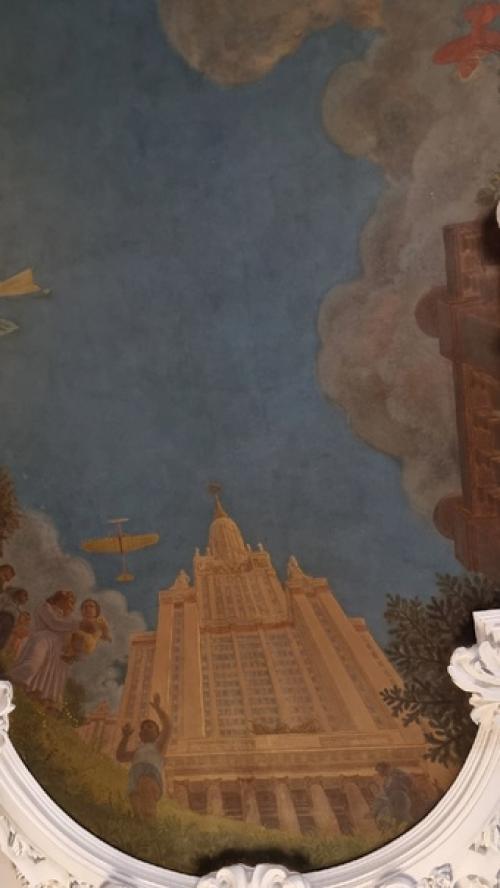 Очень красивое историческое здание, чудесные интерьеры, шикарные дубовые окна. 01