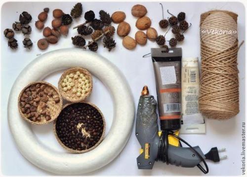 Осенний веночек?   Для этого нам понадобится: - пенопластовый круг (заменить можно мятой бумагой, обмотанной нитками). 01